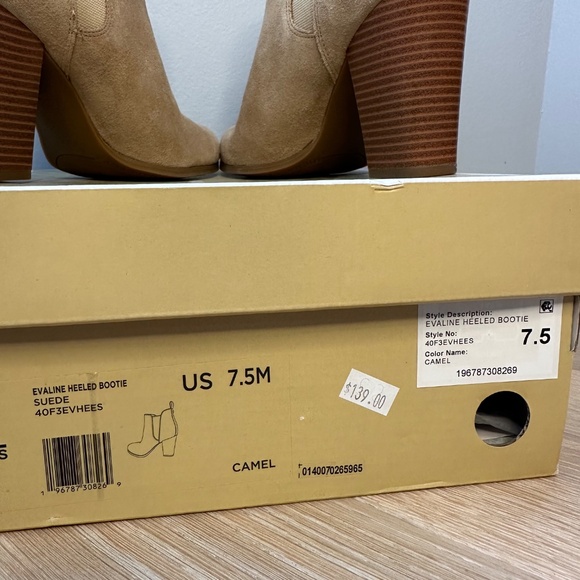 New in box. Michael Kors women’s Evaline heeled bootie size 7.5 - Picture 6 of 6